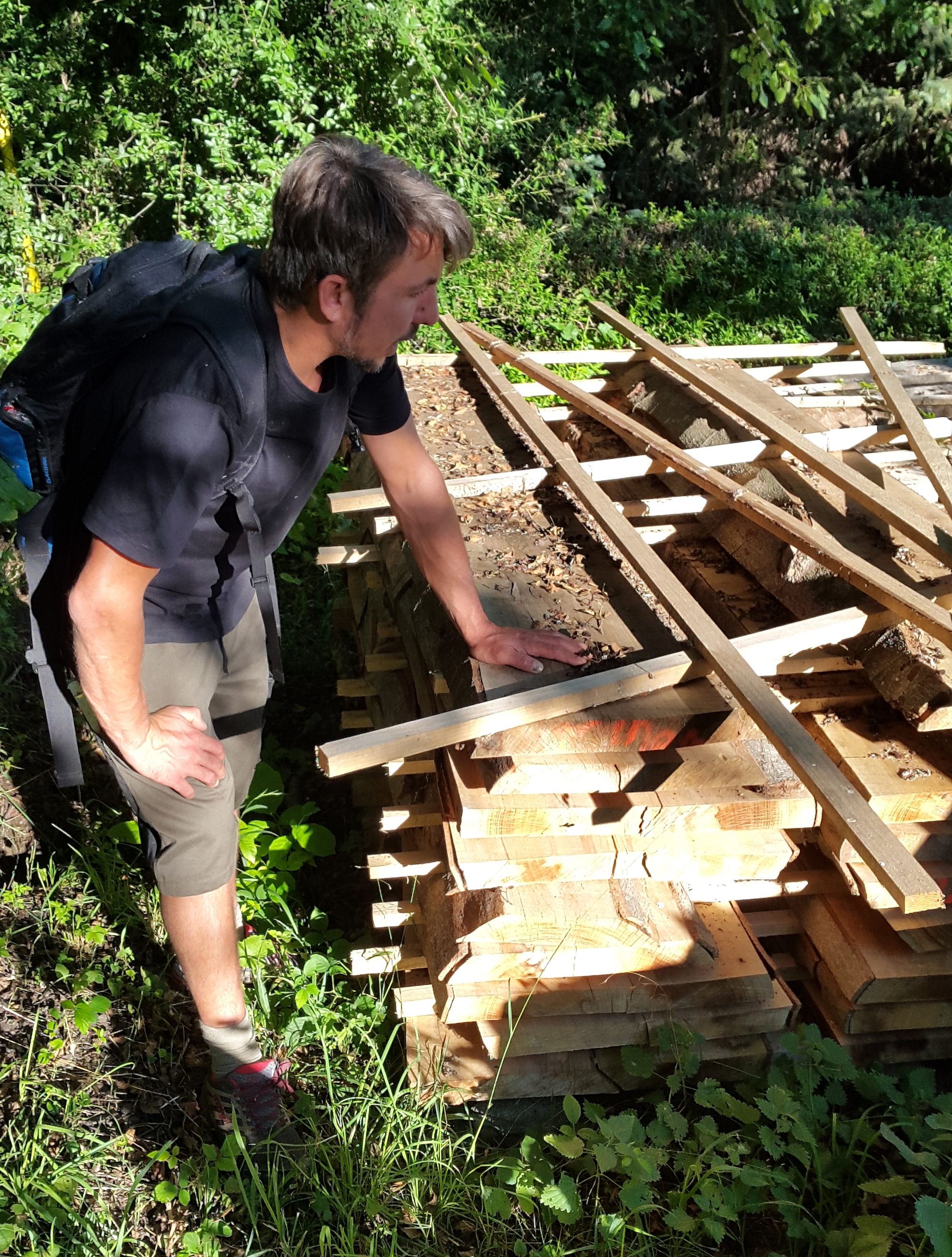 Jeremias mit holz bohlen